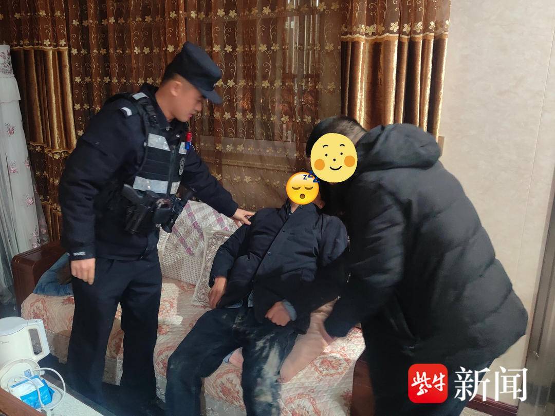 男子醉倒路边酣睡，民警送上“叫醒服务”