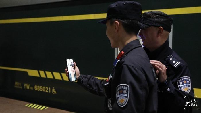 乘警父亲给特警儿子送家乡特产,父子俩站台团聚26分钟 乘警父亲给特警儿子送家乡特产,父子俩站台团聚26分钟