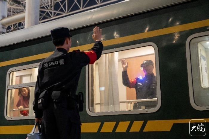 乘警父亲给特警儿子送家乡特产,父子俩站台团聚26分钟 乘警父亲给特警儿子送家乡特产,父子俩站台团聚26分钟