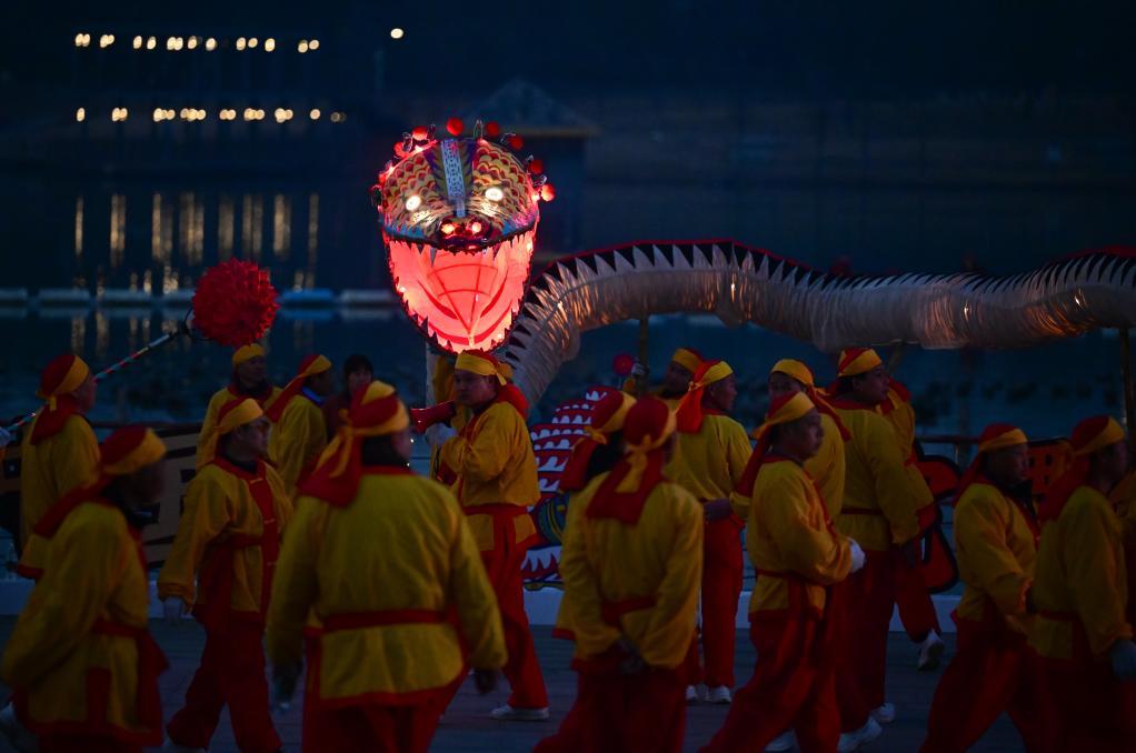 六百岁蛇灯舞动乡土情 六百岁蛇灯舞动乡土情
