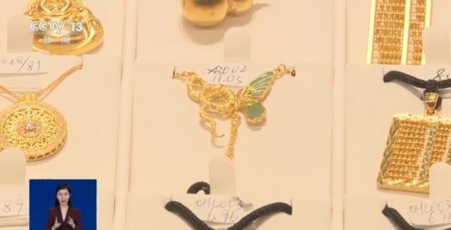 “蛇元素”黄金饰品火出圈 黄金贴纸成年轻人“新宠” “蛇元素”黄金饰品火出圈 黄金贴纸成年轻人“新宠”