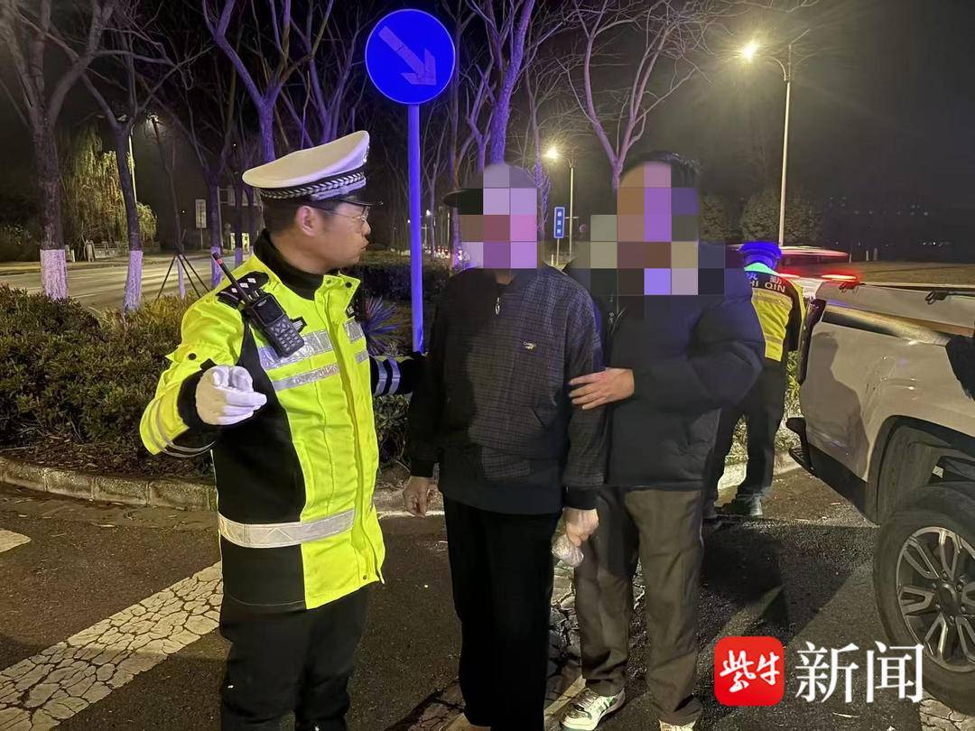 深夜老人路边独自徘徊，“眼尖”交警一眼发现不同寻常