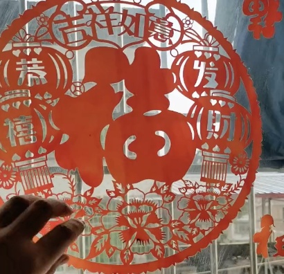 新年静电窗花变“半永久”!这个方法可擦掉 新年静电窗花变“半永久”!这个方法可擦掉