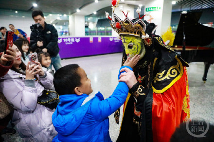 惊喜又温暖！重庆轨道回家路上竟有一场音乐会