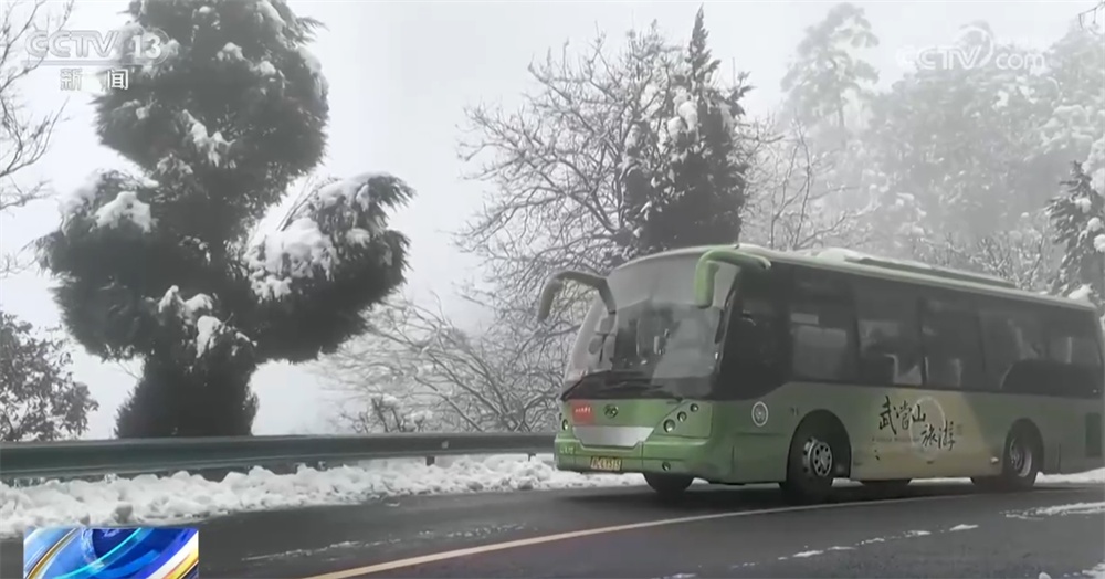 铲冰除雪、压速带道、“人工+机械”……各地积极应对寒潮 保通保畅保安全