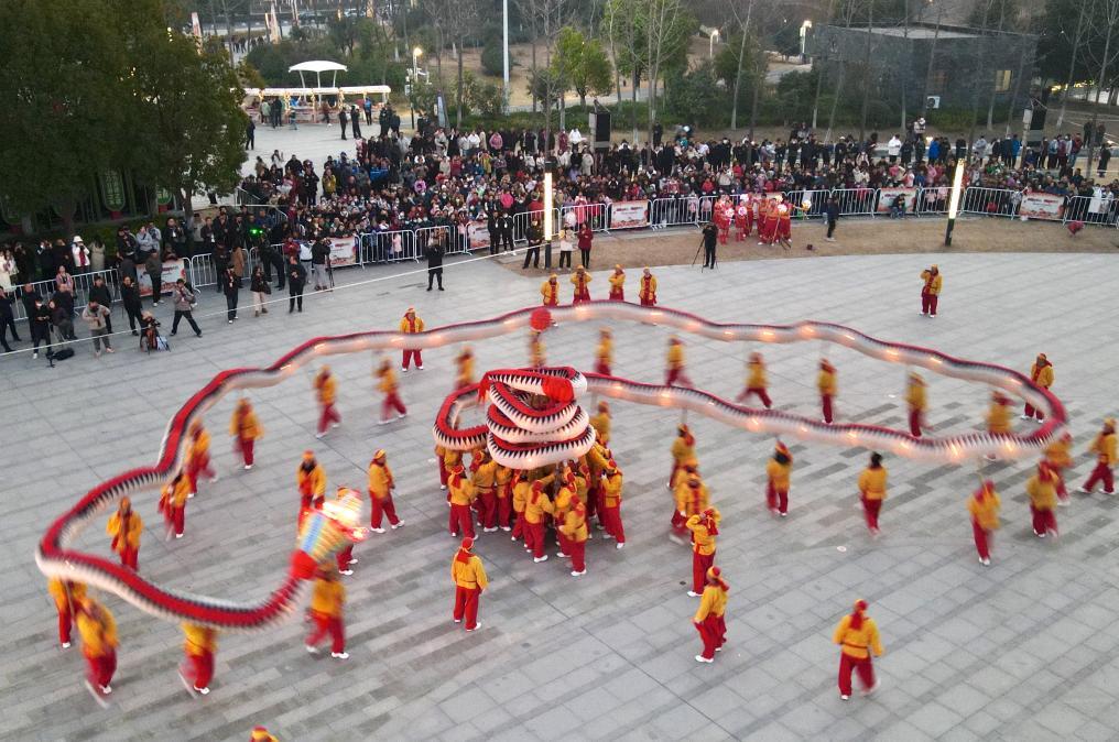 六百岁蛇灯舞动乡土情 六百岁蛇灯舞动乡土情