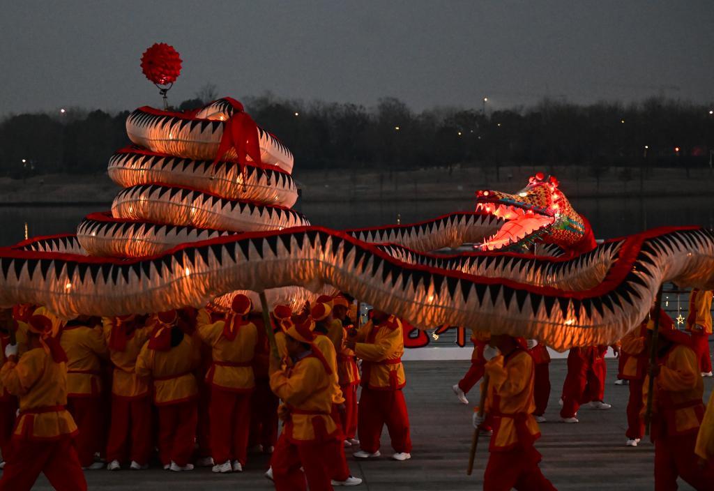 六百岁蛇灯舞动乡土情 六百岁蛇灯舞动乡土情