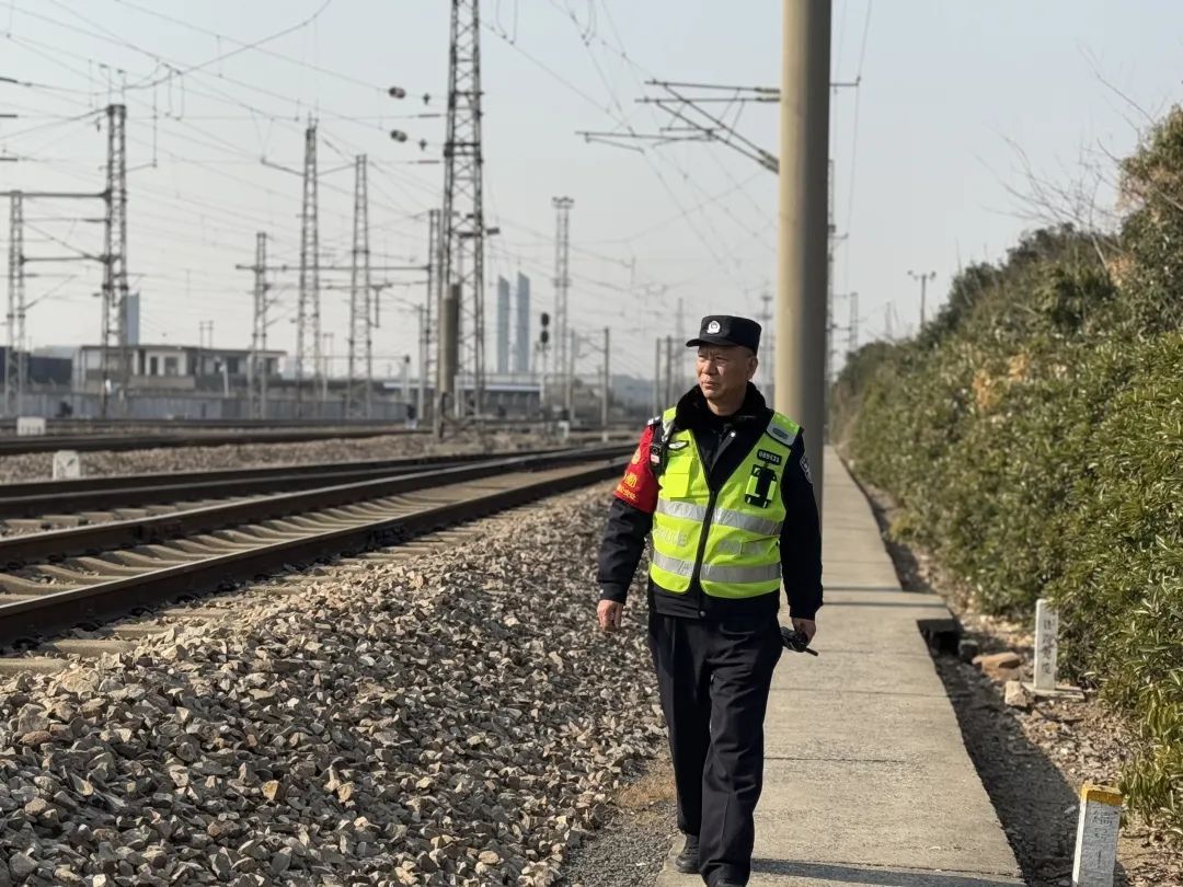 “驻站”,这是他最后一个春运 “驻站”,这是他最后一个春运