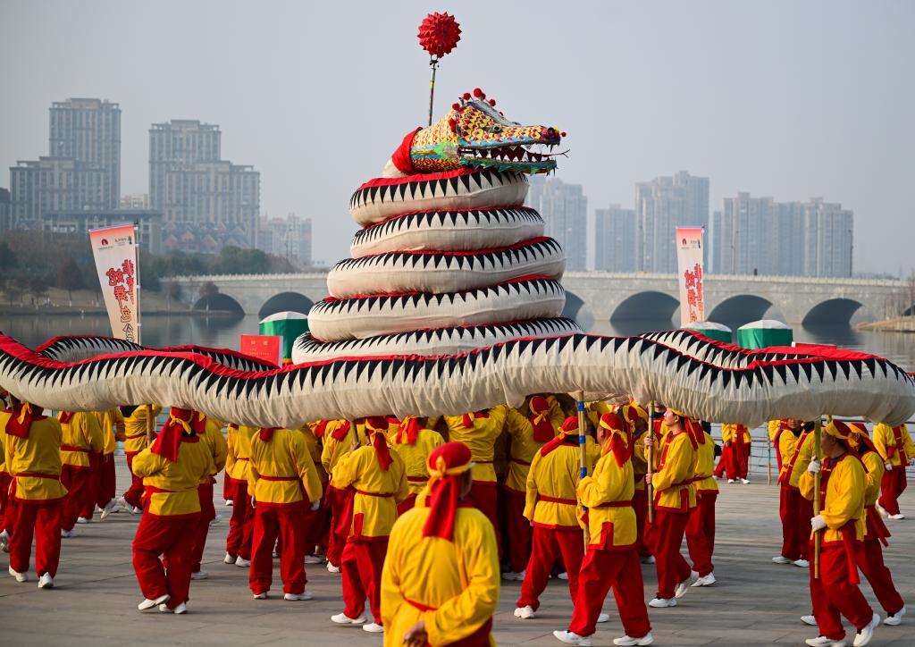 六百岁蛇灯舞动乡土情 六百岁蛇灯舞动乡土情