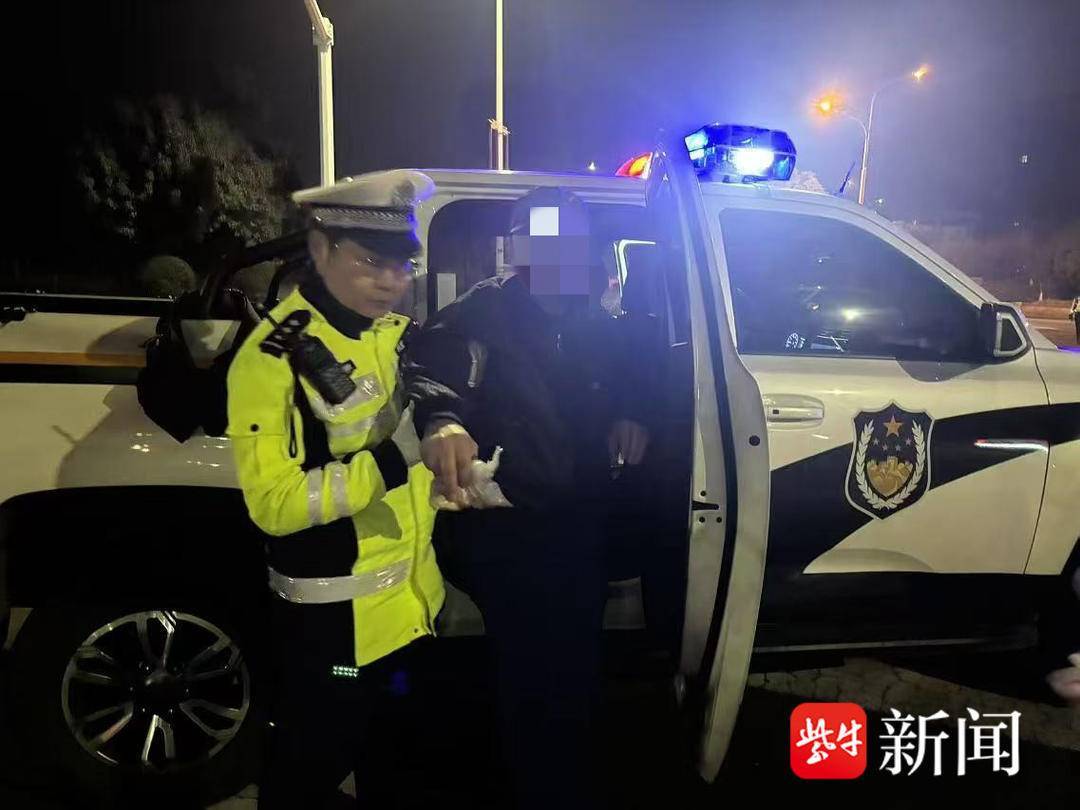 深夜老人路边独自徘徊，“眼尖”交警一眼发现不同寻常