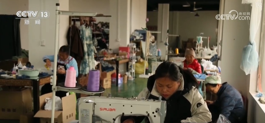 拉洋片、绣萌蛇、看灯会……“花”样十足过大年 拉洋片、绣萌蛇、看灯会……“花”样十足过大年