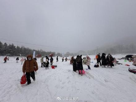 2025年首趟“秦岭冰雪游”旅游列车开行