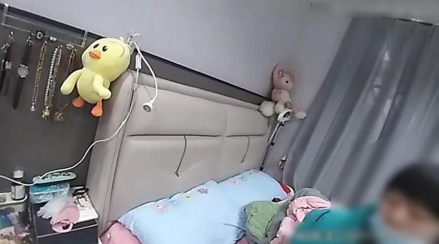 节前连偷9户！保洁阿姨盯上美金、名表、茶饼……