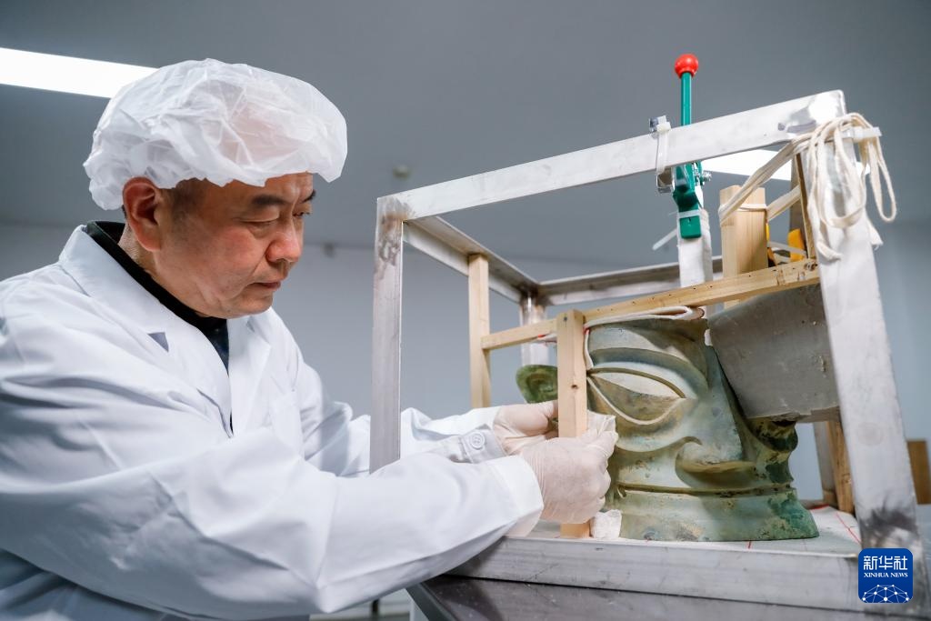 文明印记——中国珍贵文物影像志｜探秘三星堆“文物医生”