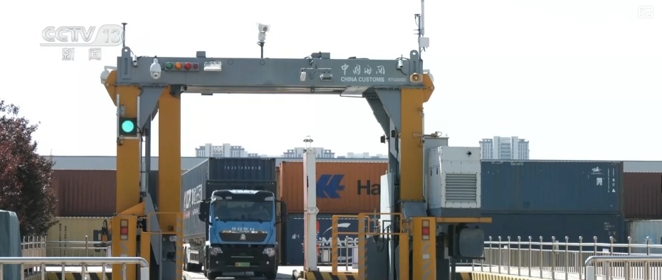 新春购销市场红红火火 百姓“年货清单”新意十足 新春购销市场红红火火 百姓“年货清单”新意十足