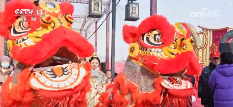 拉洋片、绣萌蛇、看灯会……“花”样十足过大年 拉洋片、绣萌蛇、看灯会……“花”样十足过大年