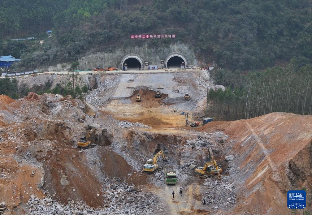 新春走基层丨建设工地上的“全家福”