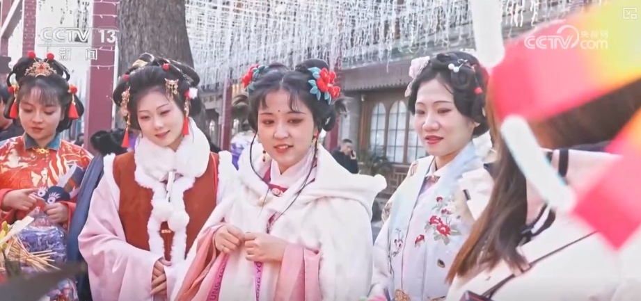 拉洋片、绣萌蛇、看灯会……“花”样十足过大年 拉洋片、绣萌蛇、看灯会……“花”样十足过大年