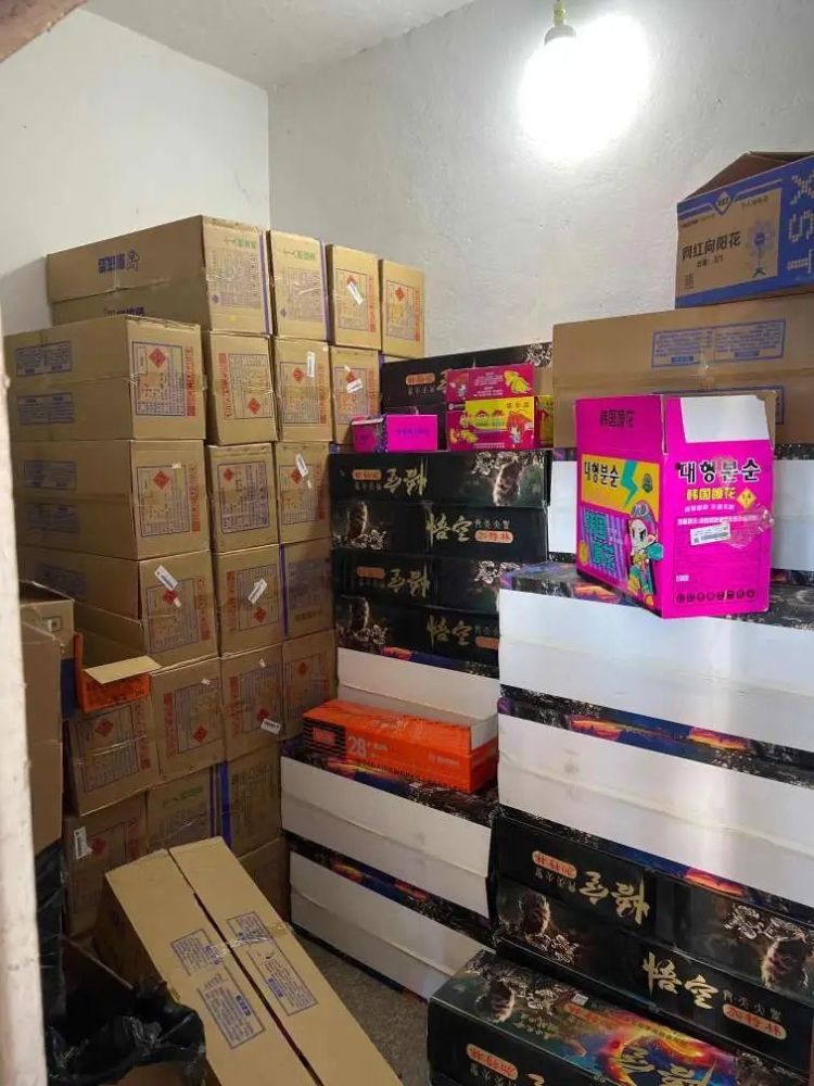 三人被抓!民房内查获80余箱烟花爆竹 三人被抓!民房内查获80余箱烟花爆竹