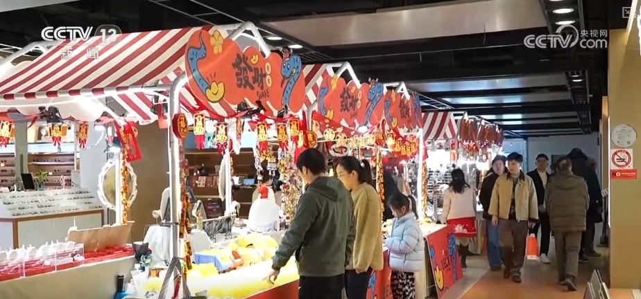 拉洋片、绣萌蛇、看灯会……“花”样十足过大年 拉洋片、绣萌蛇、看灯会……“花”样十足过大年