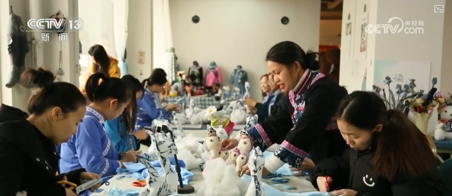 拉洋片、绣萌蛇、看灯会……“花”样十足过大年 拉洋片、绣萌蛇、看灯会……“花”样十足过大年