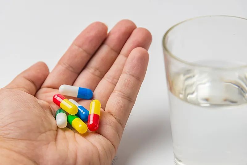 不只头孢！吃完这些药谁劝都别喝酒，千万别大意→