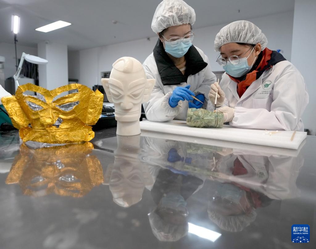 文明印记——中国珍贵文物影像志｜探秘三星堆“文物医生”