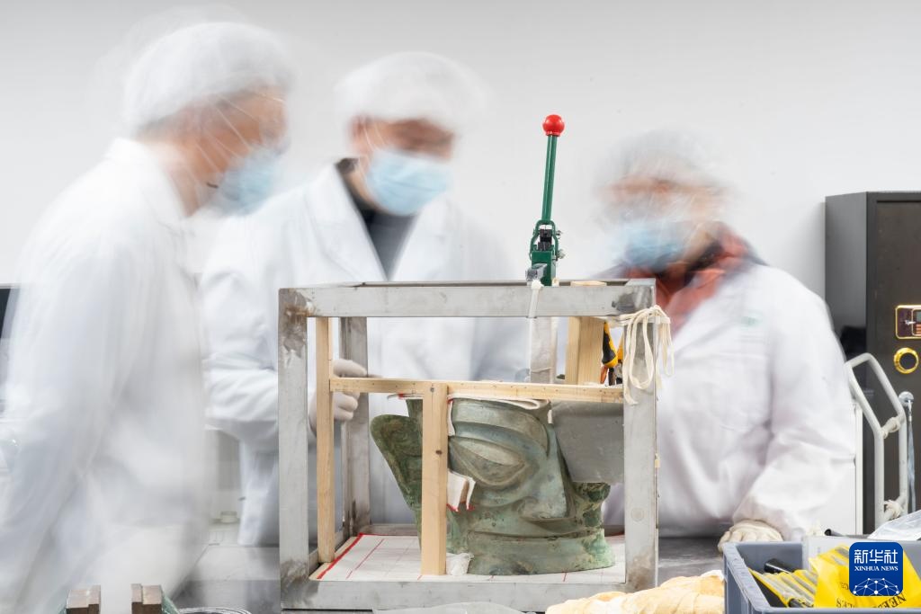 文明印记——中国珍贵文物影像志｜探秘三星堆“文物医生”