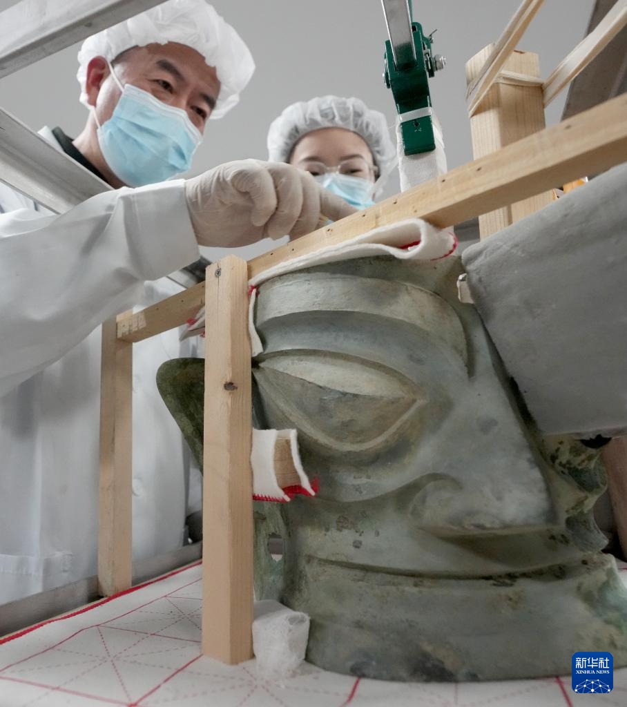 文明印记——中国珍贵文物影像志｜探秘三星堆“文物医生”