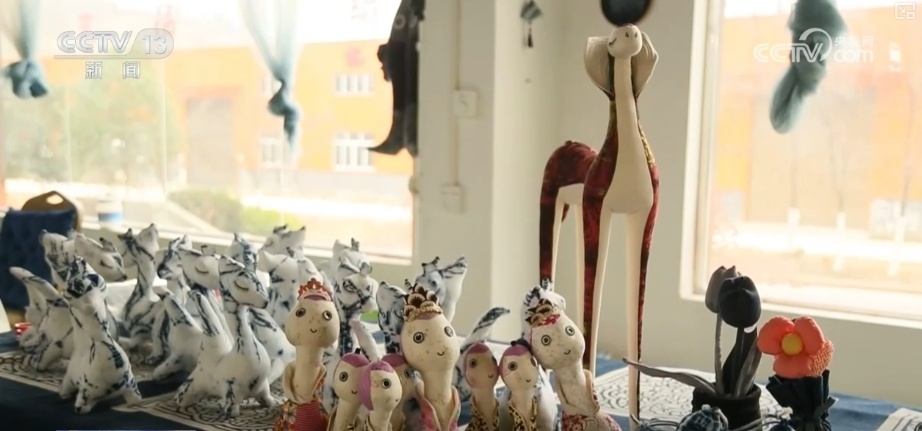 拉洋片、绣萌蛇、看灯会……“花”样十足过大年 拉洋片、绣萌蛇、看灯会……“花”样十足过大年