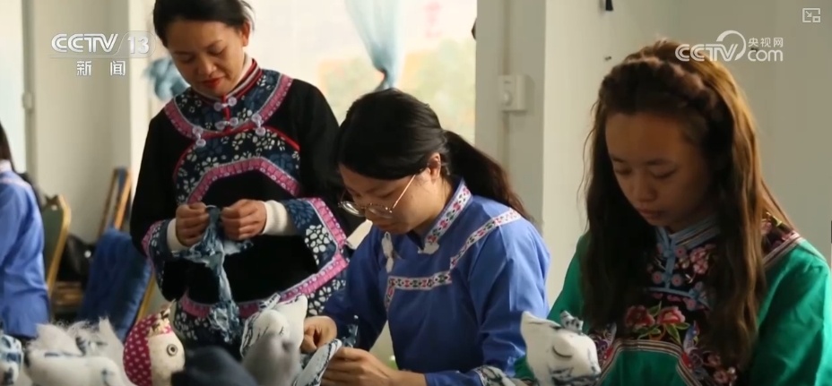 拉洋片、绣萌蛇、看灯会……“花”样十足过大年 拉洋片、绣萌蛇、看灯会……“花”样十足过大年