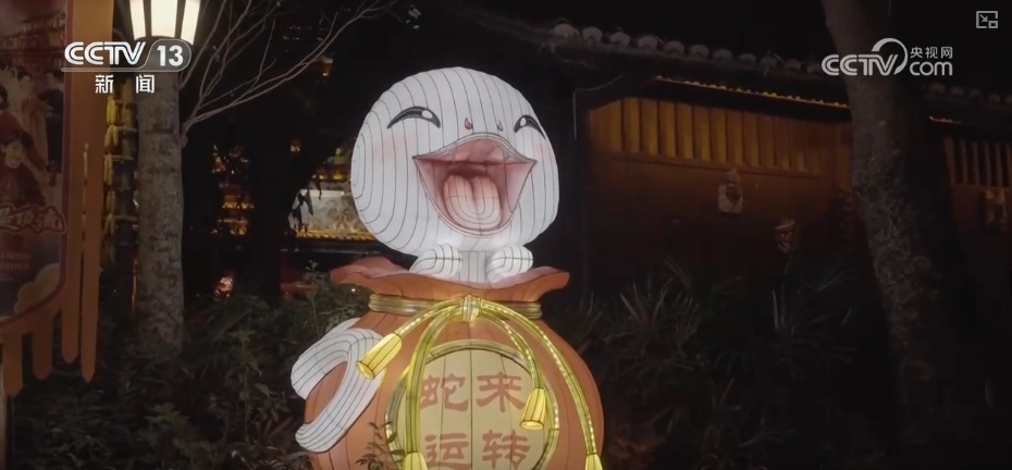 拉洋片、绣萌蛇、看灯会……“花”样十足过大年 拉洋片、绣萌蛇、看灯会……“花”样十足过大年