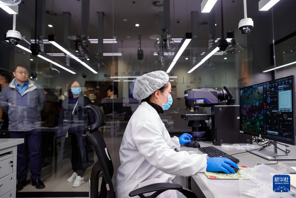 文明印记——中国珍贵文物影像志｜探秘三星堆“文物医生”