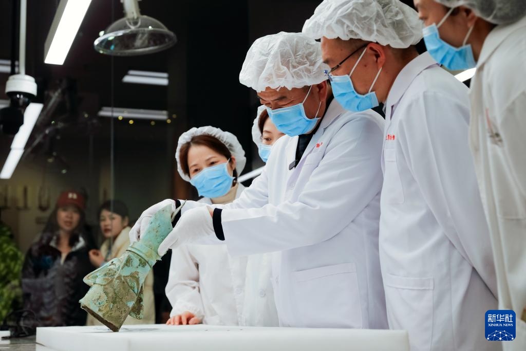 文明印记——中国珍贵文物影像志｜探秘三星堆“文物医生”