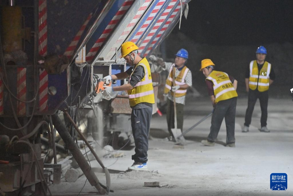 新春走基层丨建设工地上的“全家福”