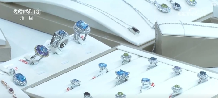 新春购销市场红红火火 百姓“年货清单”新意十足 新春购销市场红红火火 百姓“年货清单”新意十足