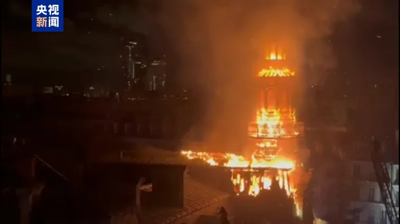 巴黎百年古建突发大火! 巴黎百年古建突发大火!