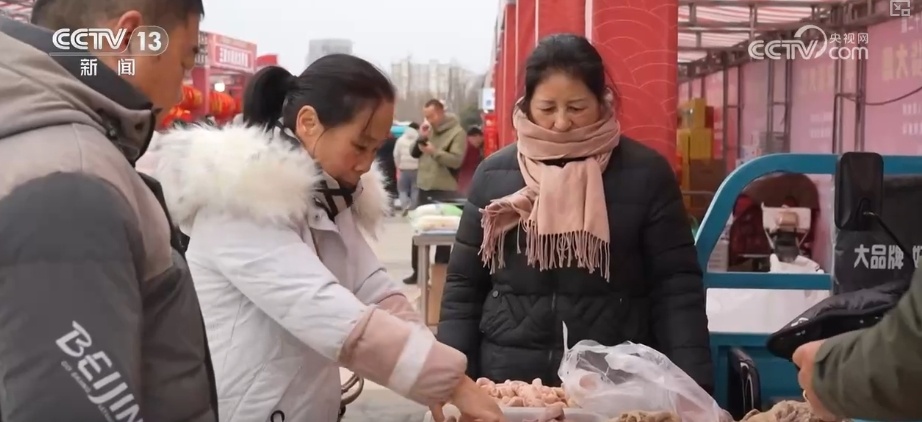 新春购销市场红红火火 百姓“年货清单”新意十足 新春购销市场红红火火 百姓“年货清单”新意十足