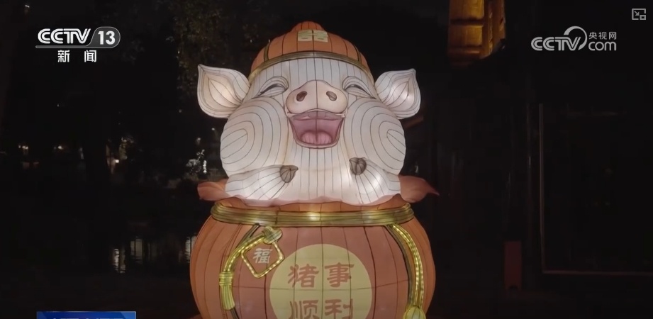 拉洋片、绣萌蛇、看灯会……“花”样十足过大年 拉洋片、绣萌蛇、看灯会……“花”样十足过大年