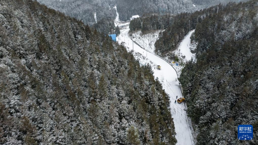 新春走基层丨踏雪巡线保供电