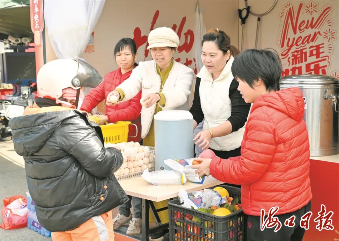海口四姐妹多次送“爱心餐”给过海旅客和港口志愿者 用“爱心之约”传递椰城温暖
