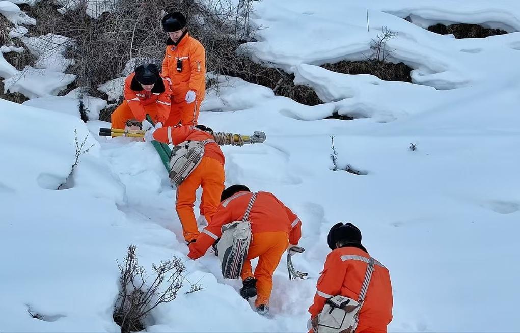 新春走基层丨骑马上天山，与中欧班列“守护人”踏雪同行