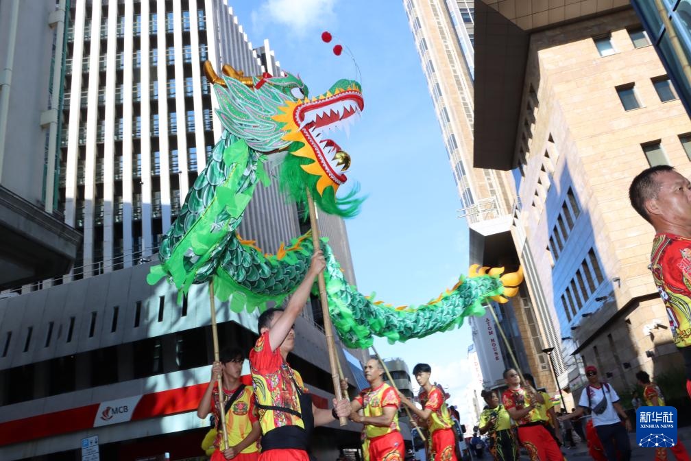 特写丨南半球岛国盛夏中的春节花车巡游 特写丨南半球岛国盛夏中的春节花车巡游
