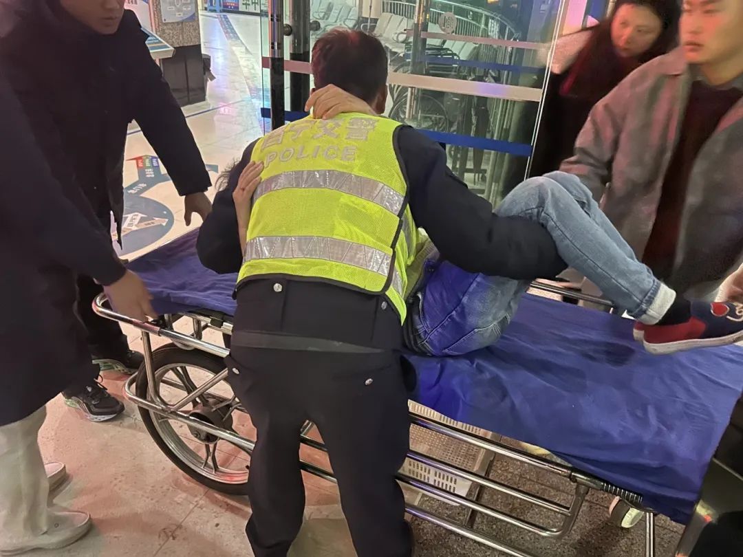 除夕夜，保山交警“狂飙”4分钟为病人开道