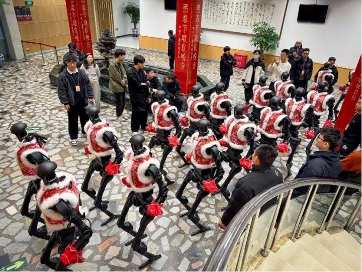 机器人春晚扭秧歌排练近3个月，为什么不给它们穿裤子？独家揭秘