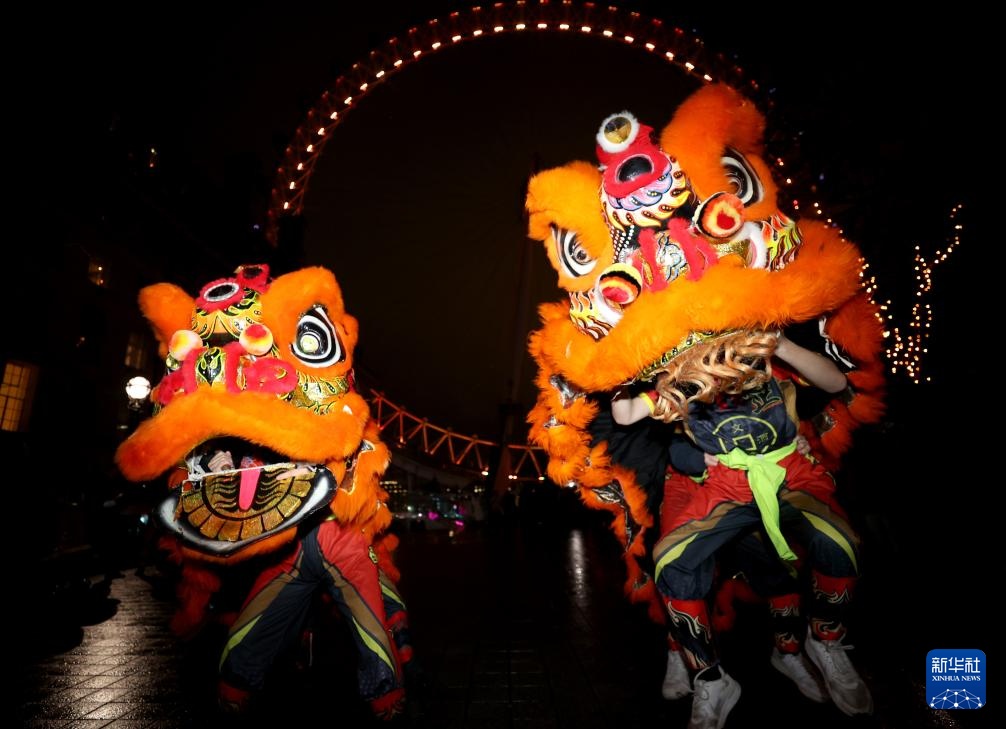 世界多地点亮“中国红” 世界多地点亮“中国红”