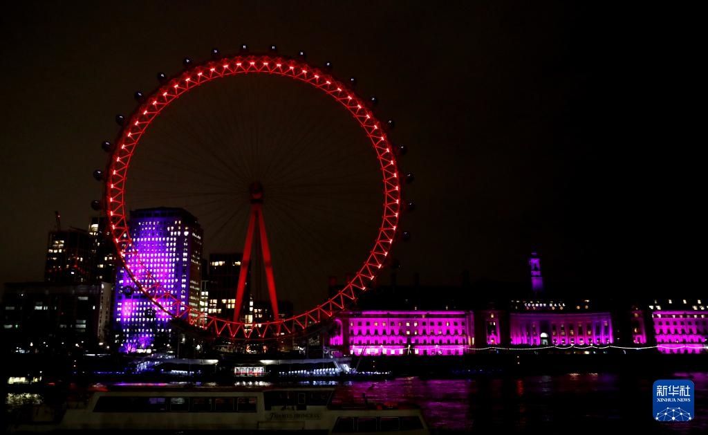 世界多地点亮“中国红” 世界多地点亮“中国红”