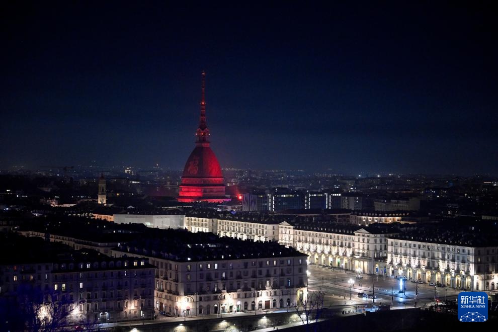 世界多地点亮“中国红” 世界多地点亮“中国红”