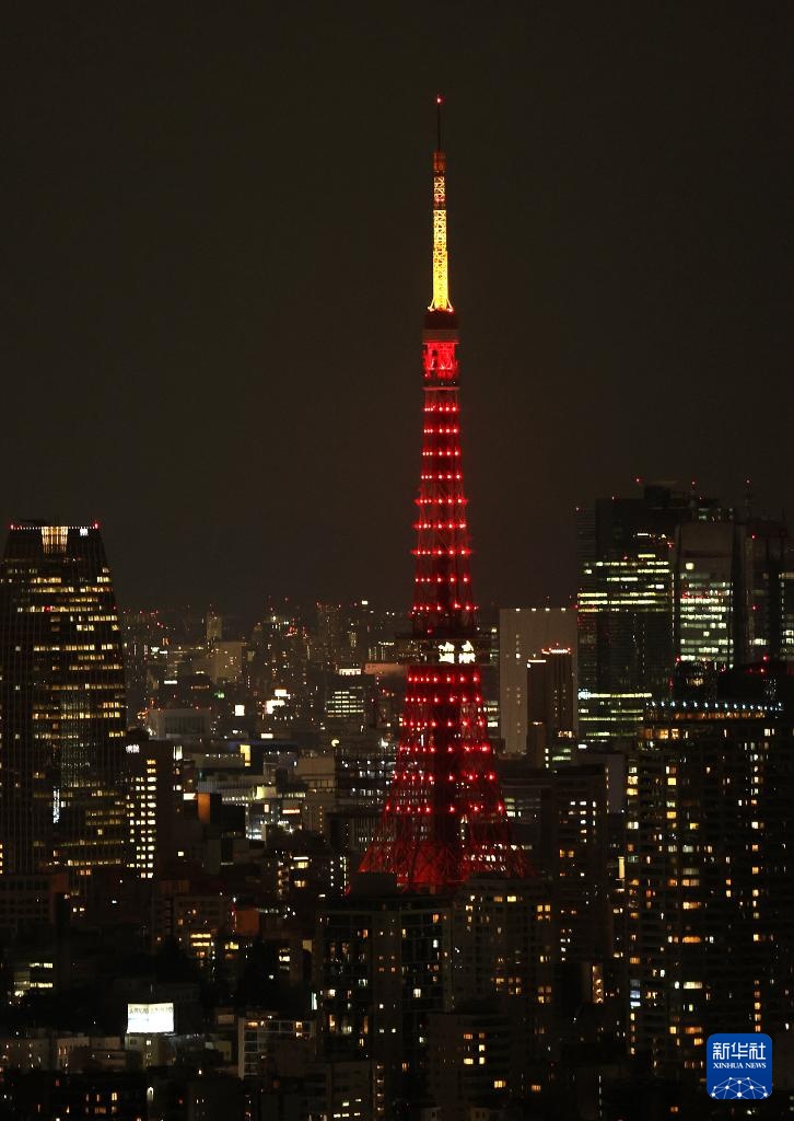 日本：东京塔点亮“中国红”