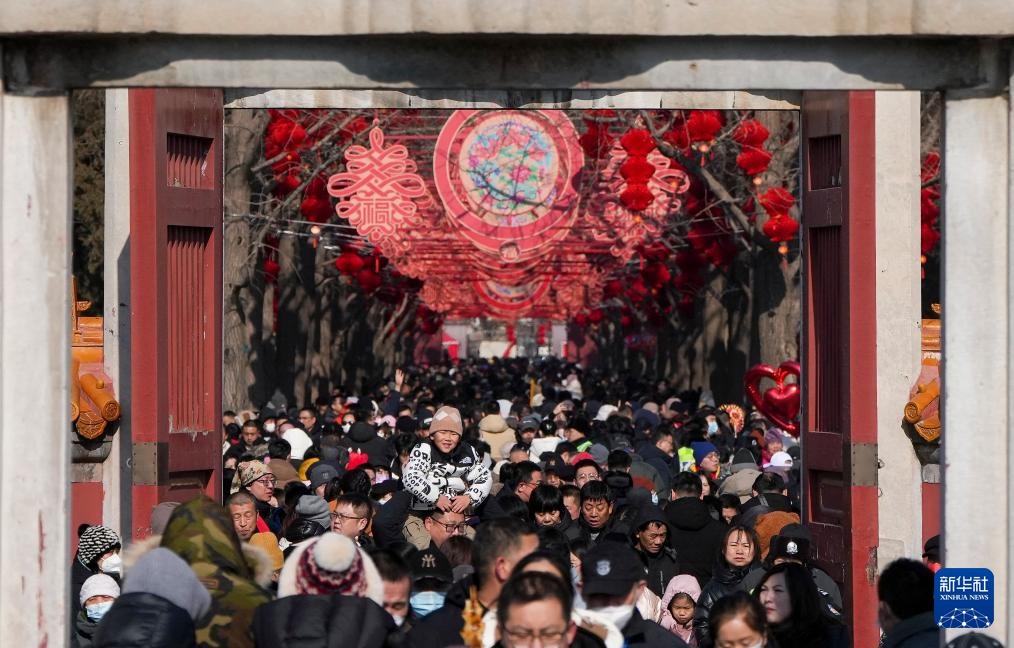 北京：初一逛地坛 欢喜过大年